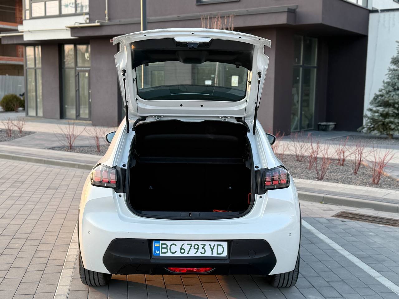Фото - Peugeot e-208 #11