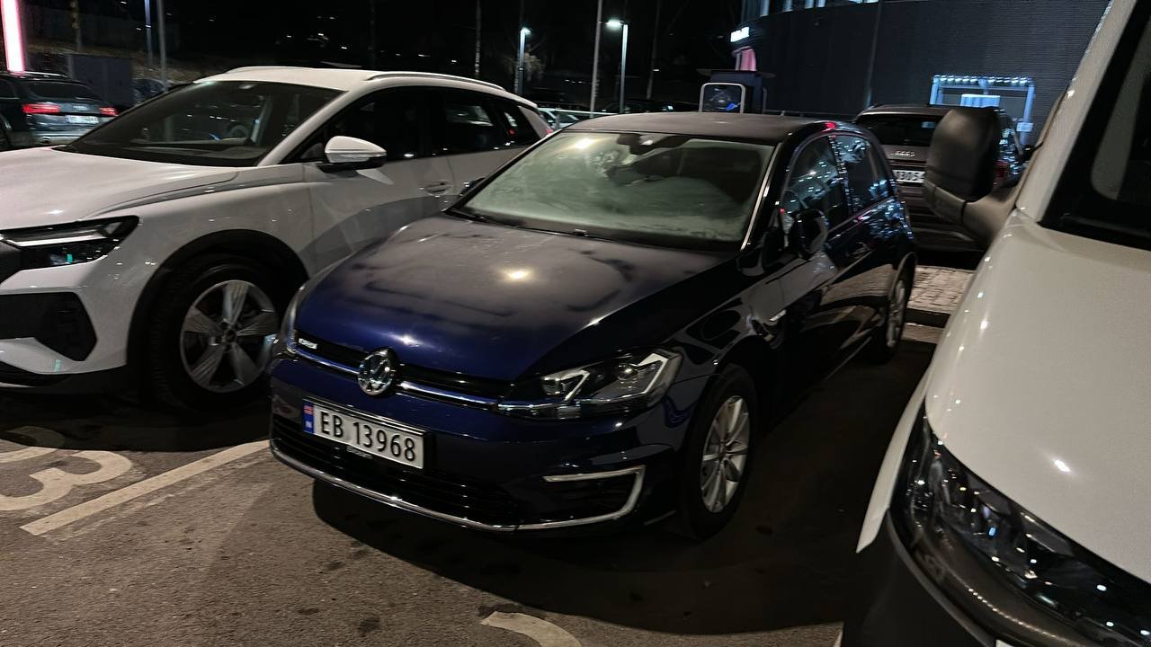 Фото - Volkswagen E-Golf #7