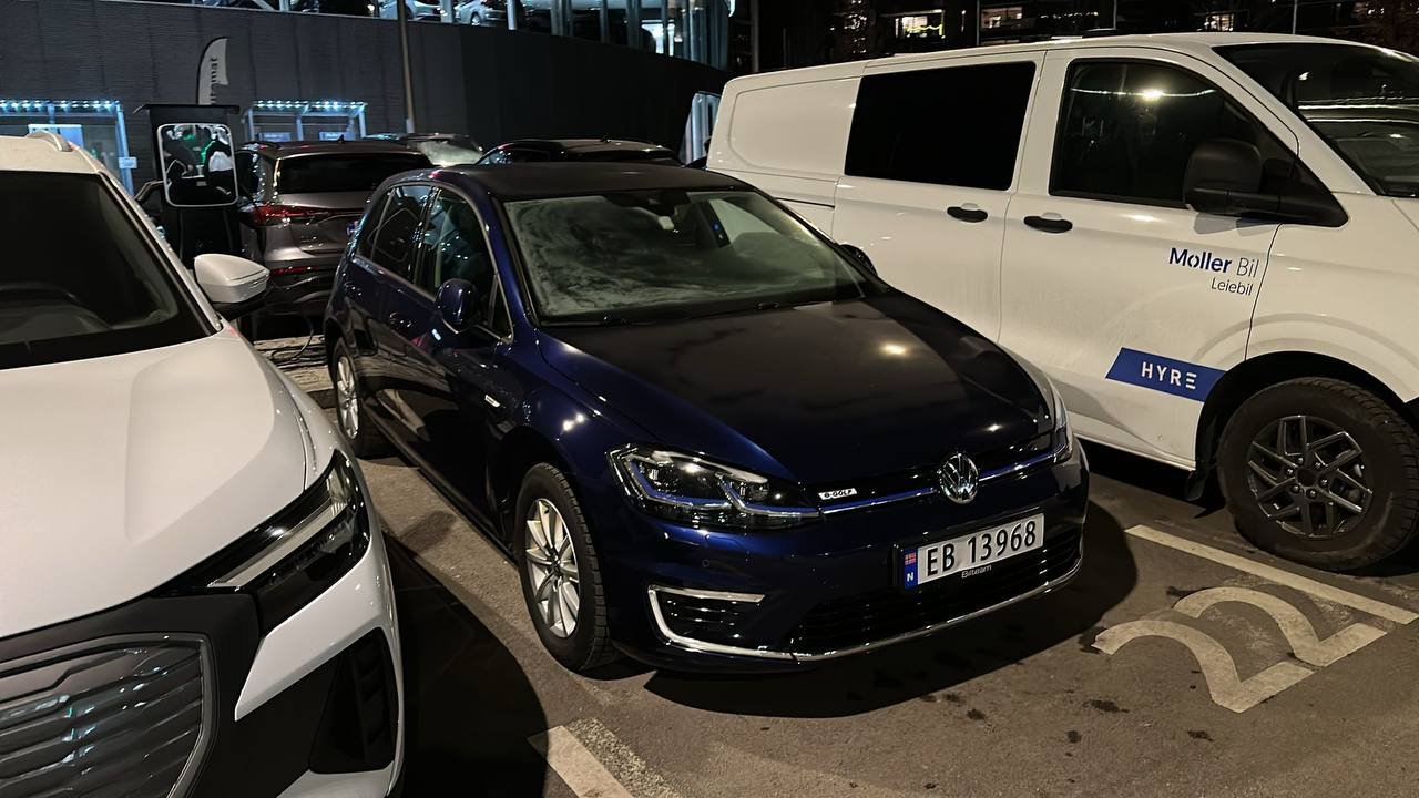 Фото - Volkswagen E-Golf #8