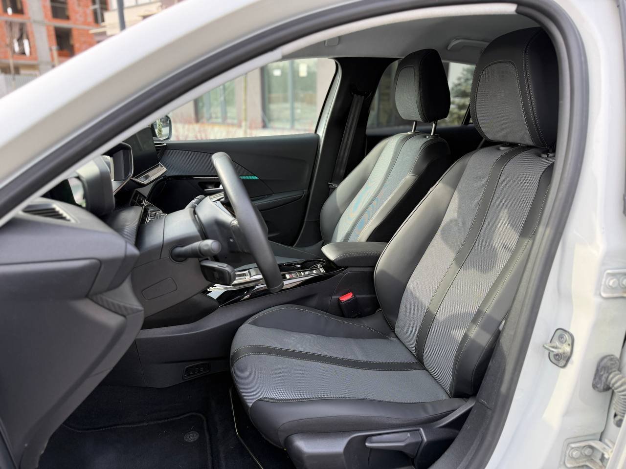 Фото - Peugeot e-208 #8