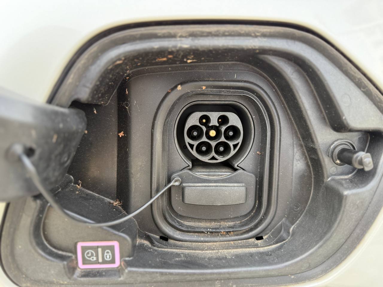 Фото - Peugeot e-208 #9