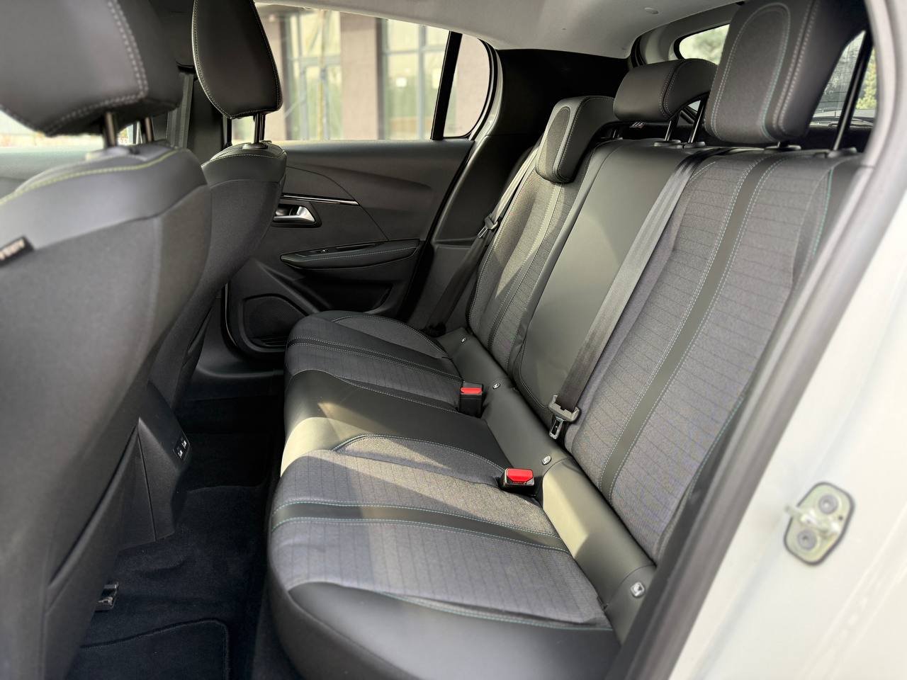 Фото - Peugeot e-208 #10