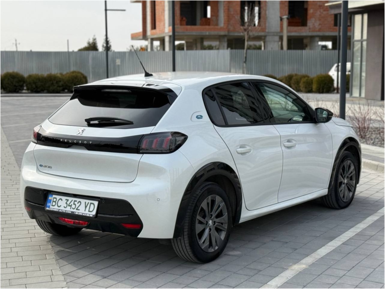 Фото - Peugeot e-208 #4