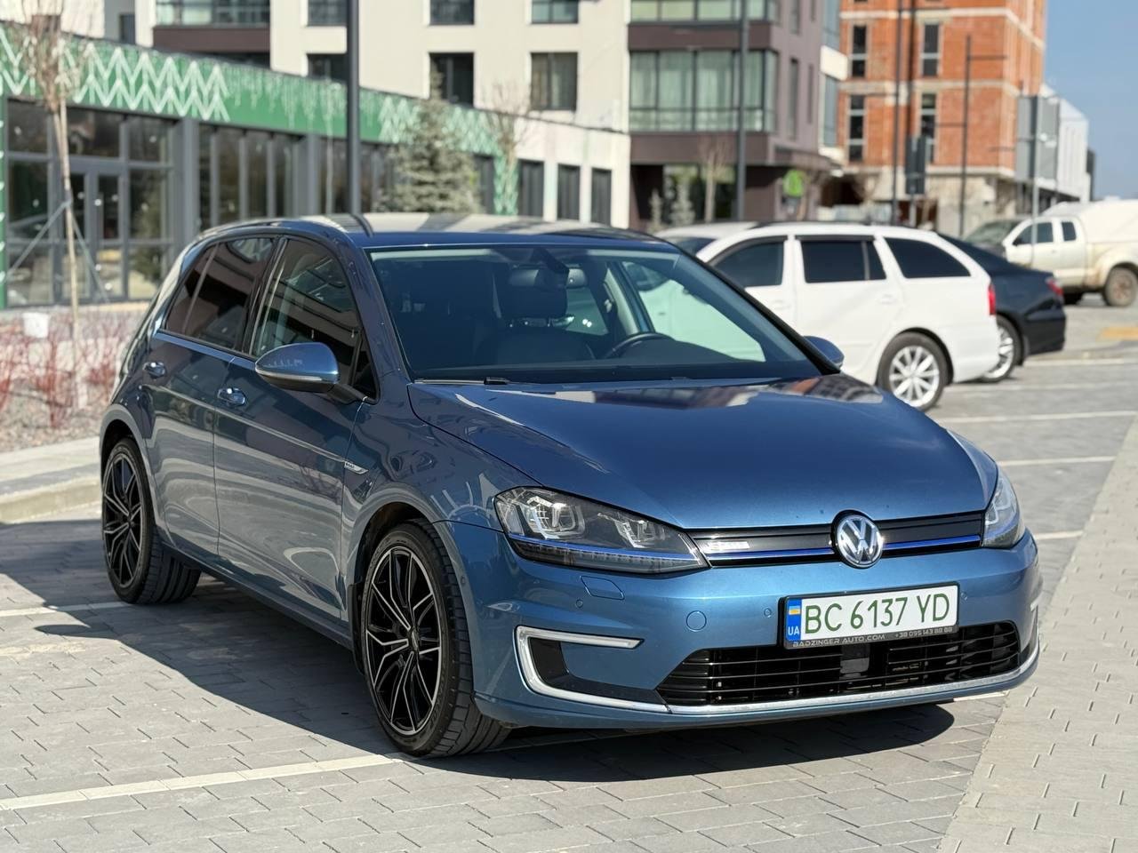 Фото - Volkswagen E-Golf #3