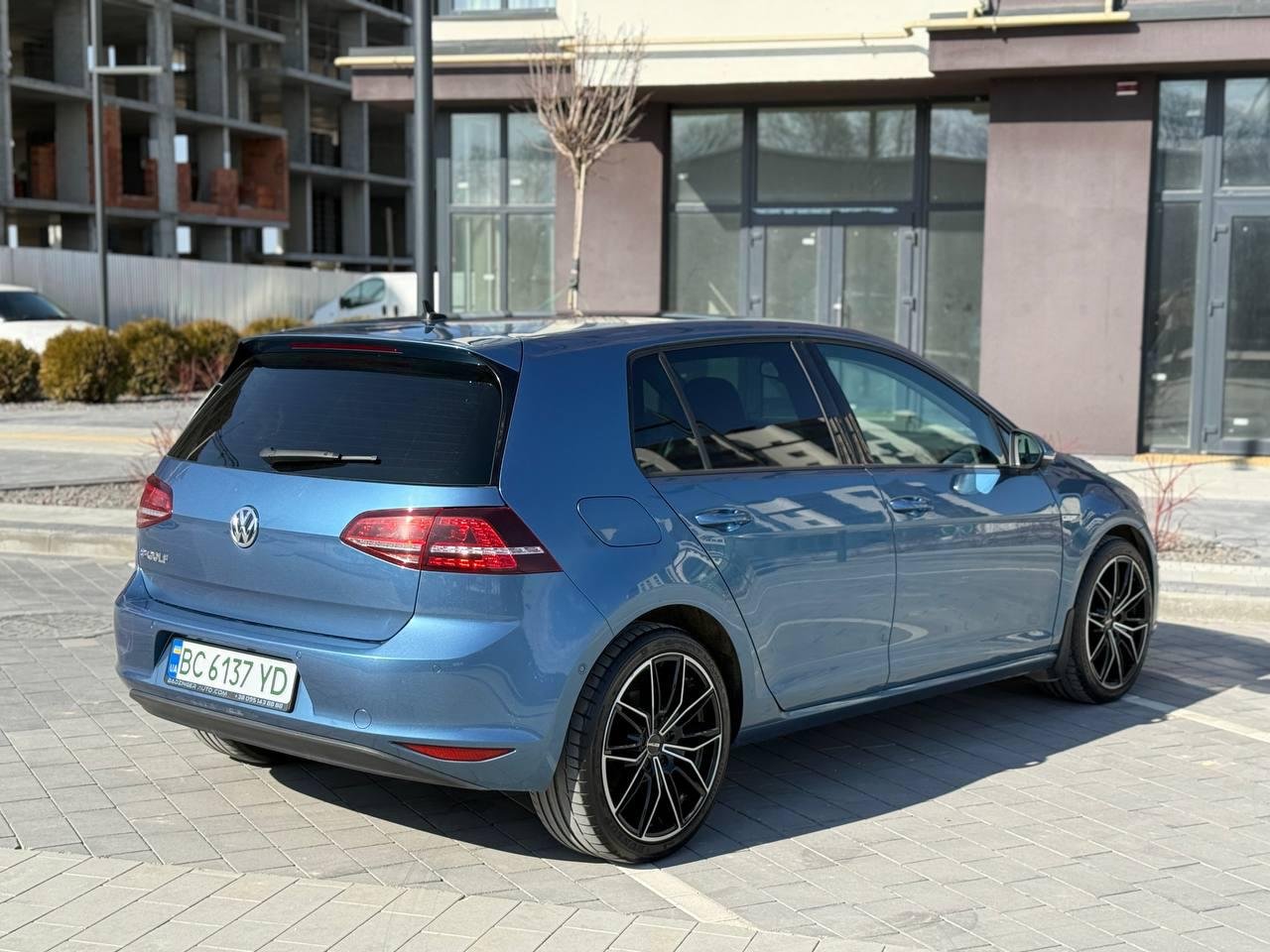 Фото - Volkswagen E-Golf #4