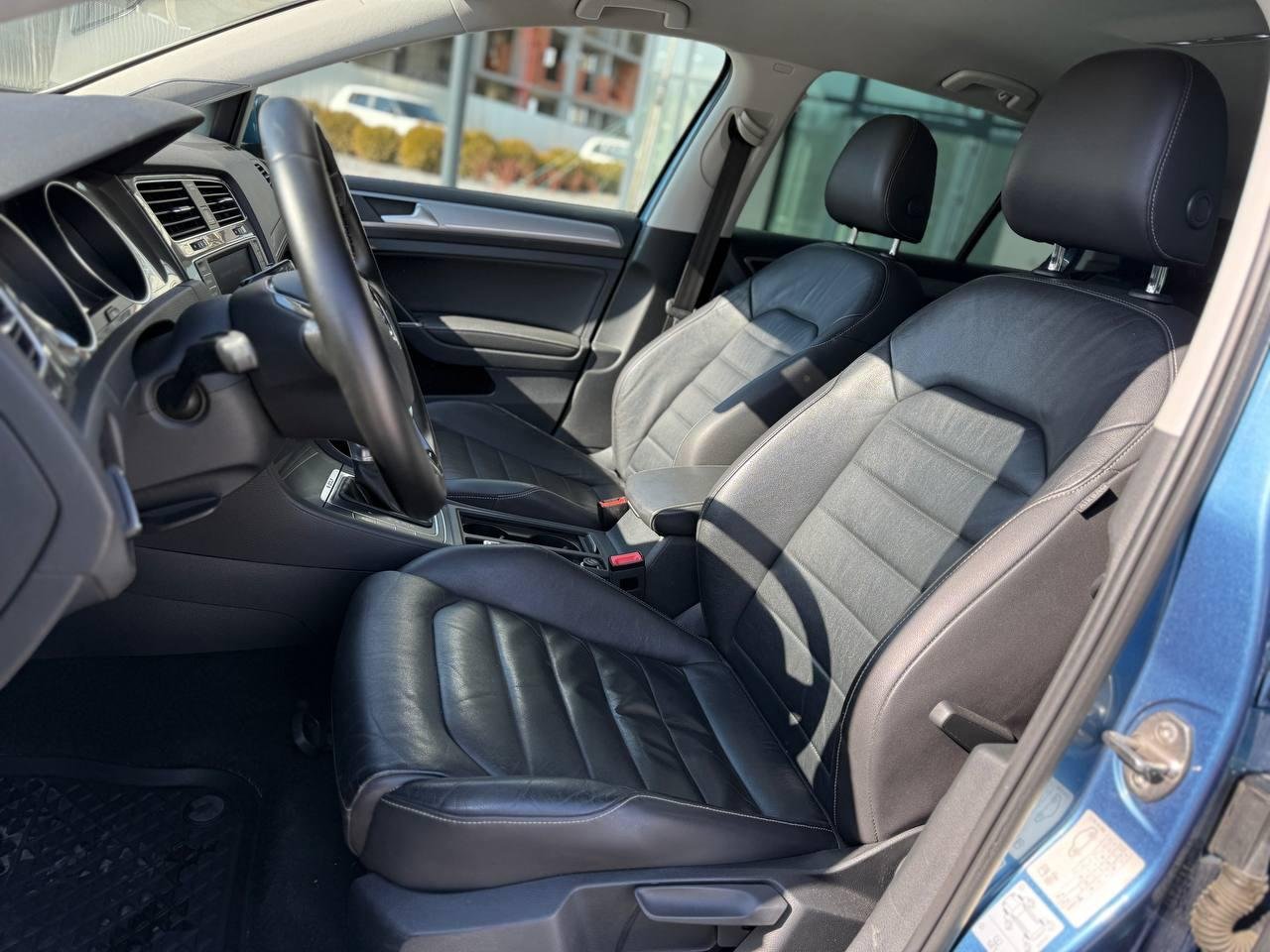 Фото - Volkswagen E-Golf #7