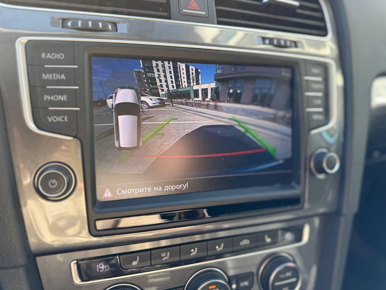 Фото - Volkswagen E-Golf #9