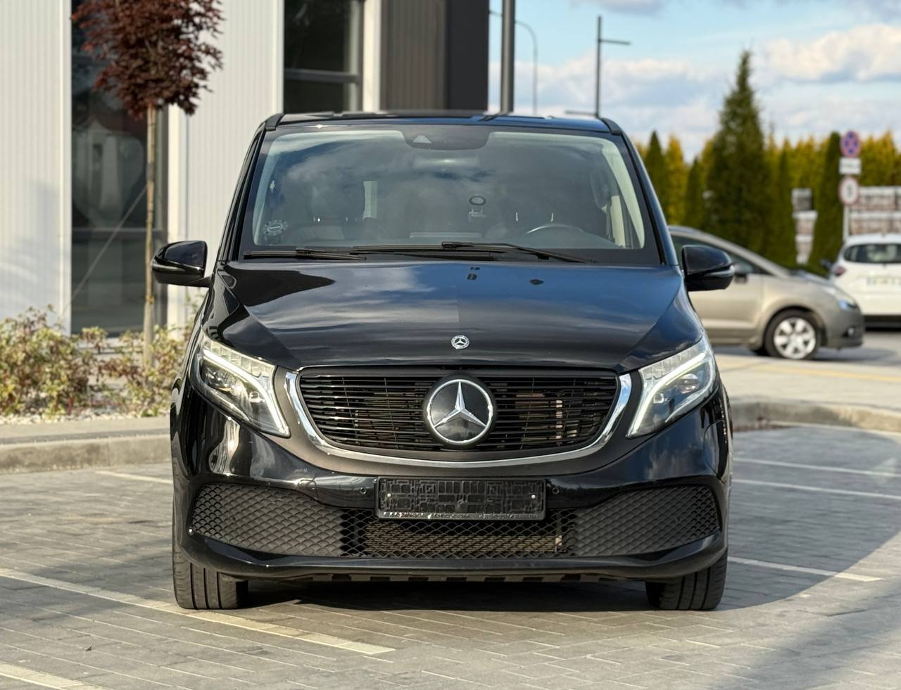 Фото - Mercedes-Benz EQV #2