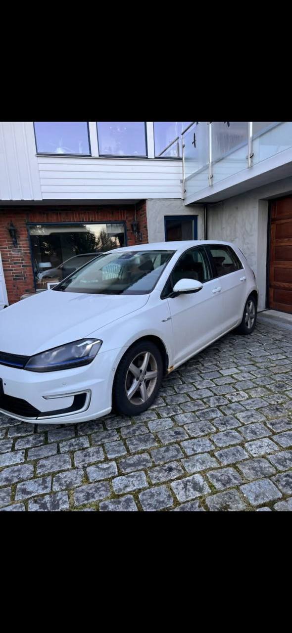 Фото - Volkswagen E-Golf #2