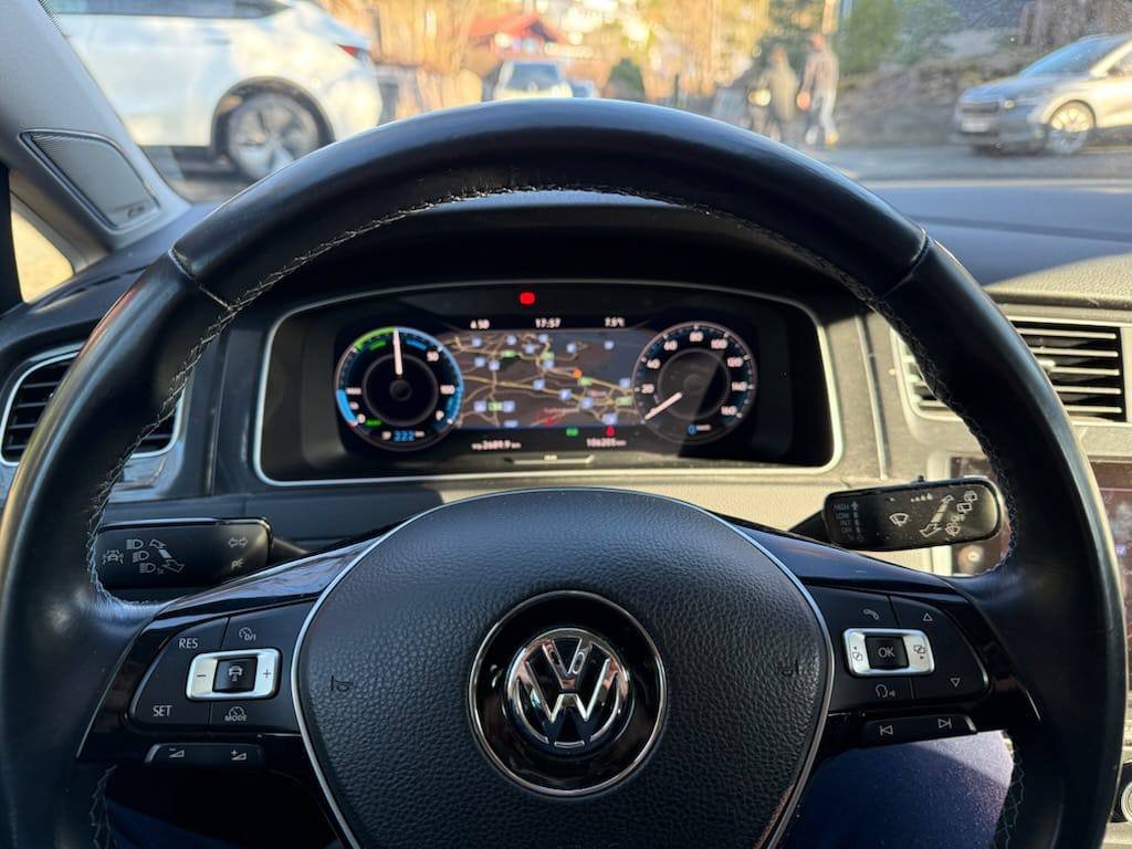 Фото - Volkswagen E-Golf #4