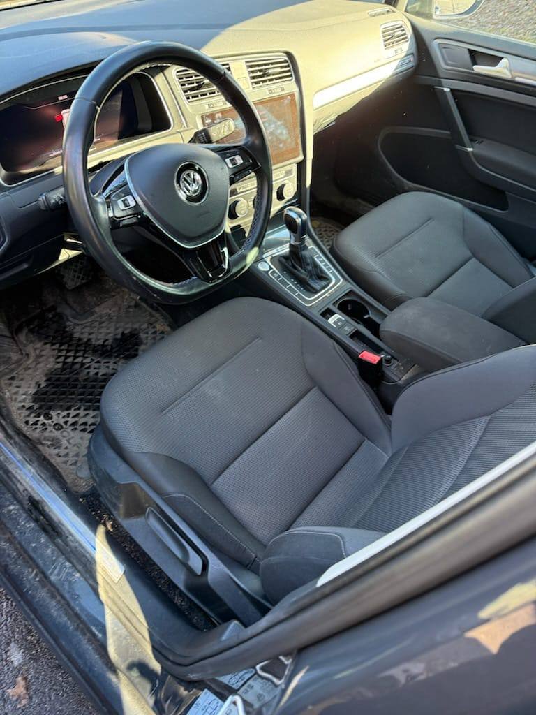 Фото - Volkswagen E-Golf #5