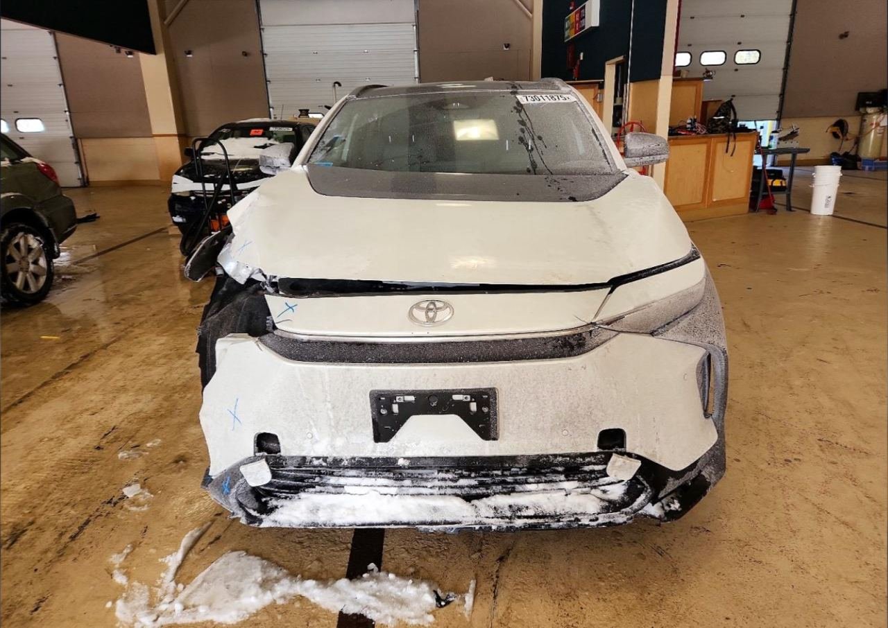 Фото - Toyota bZ4X #5