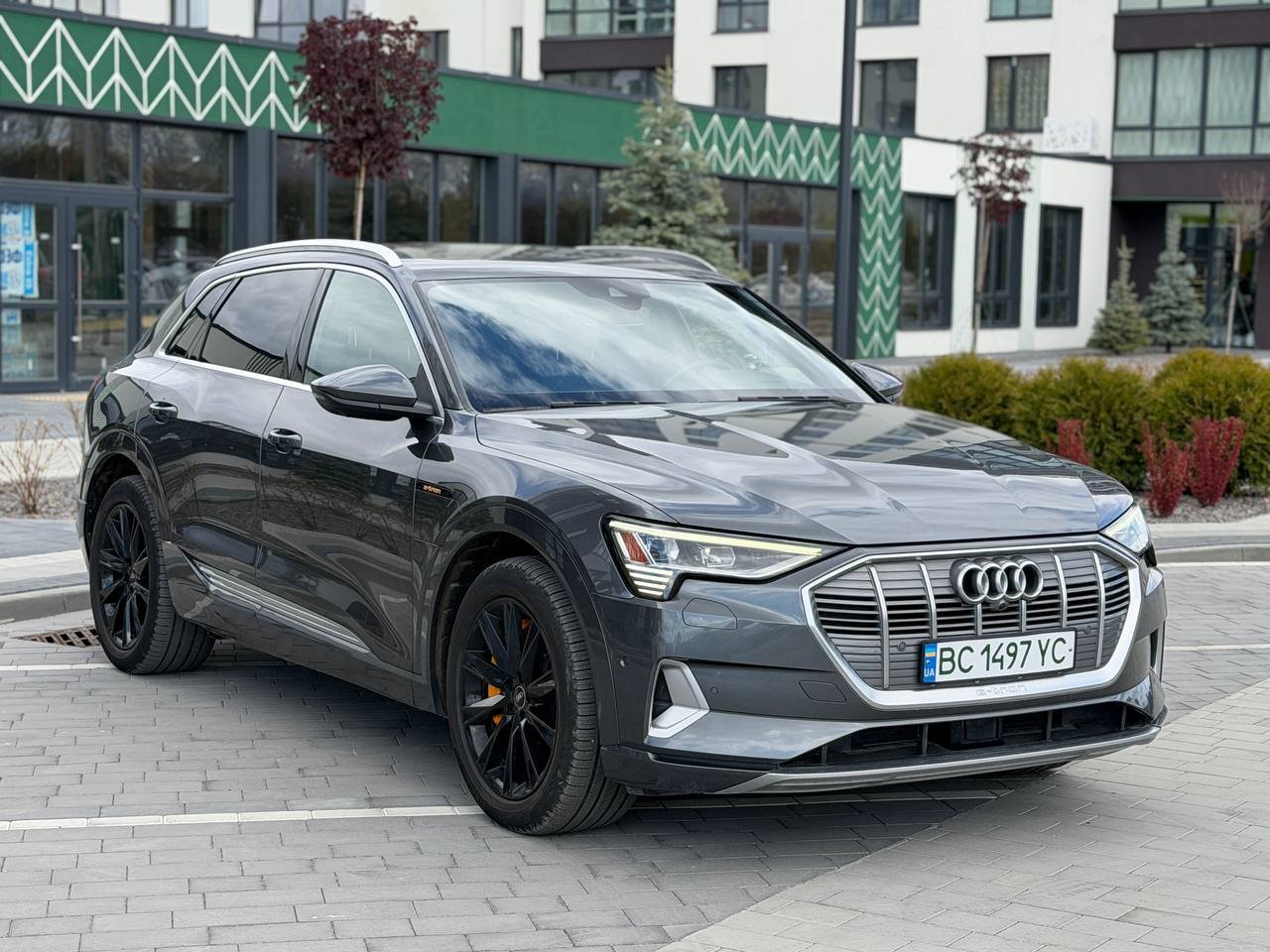 Фото - Audi E-tron #3