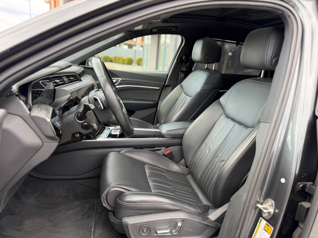 Фото - Audi E-tron #7