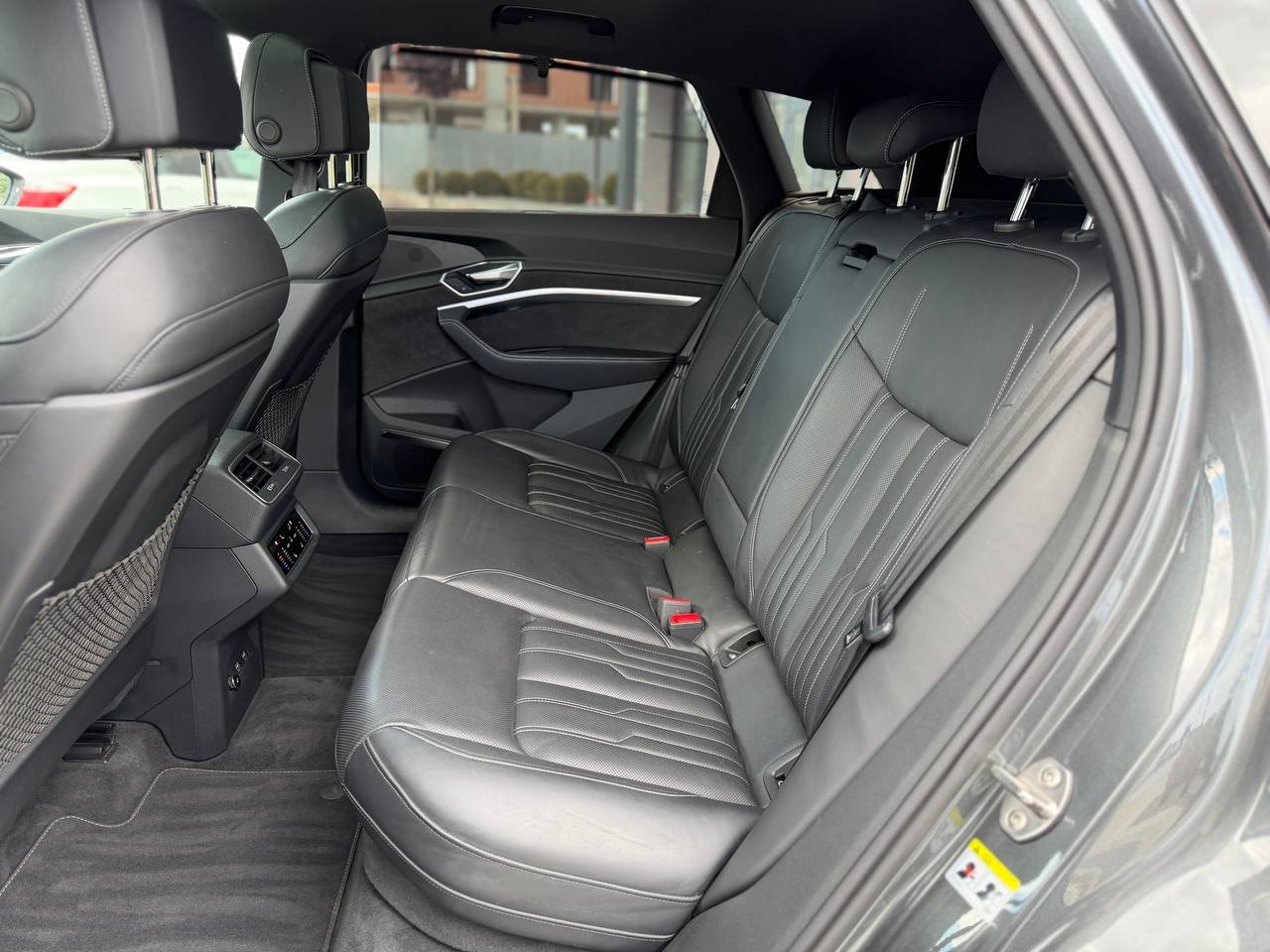 Фото - Audi E-tron #9