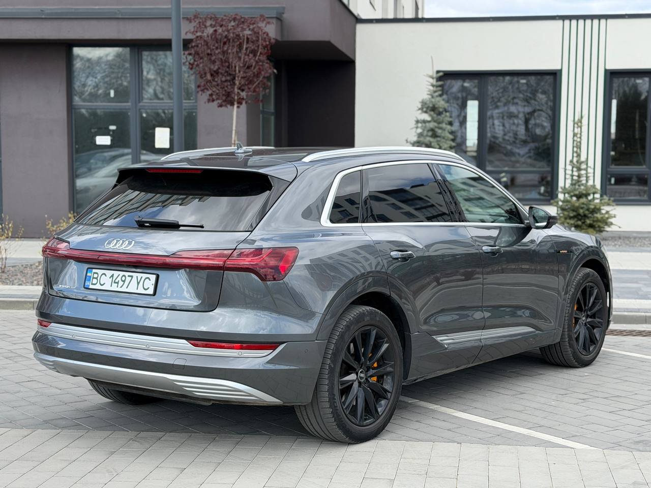 Фото - Audi E-tron #5