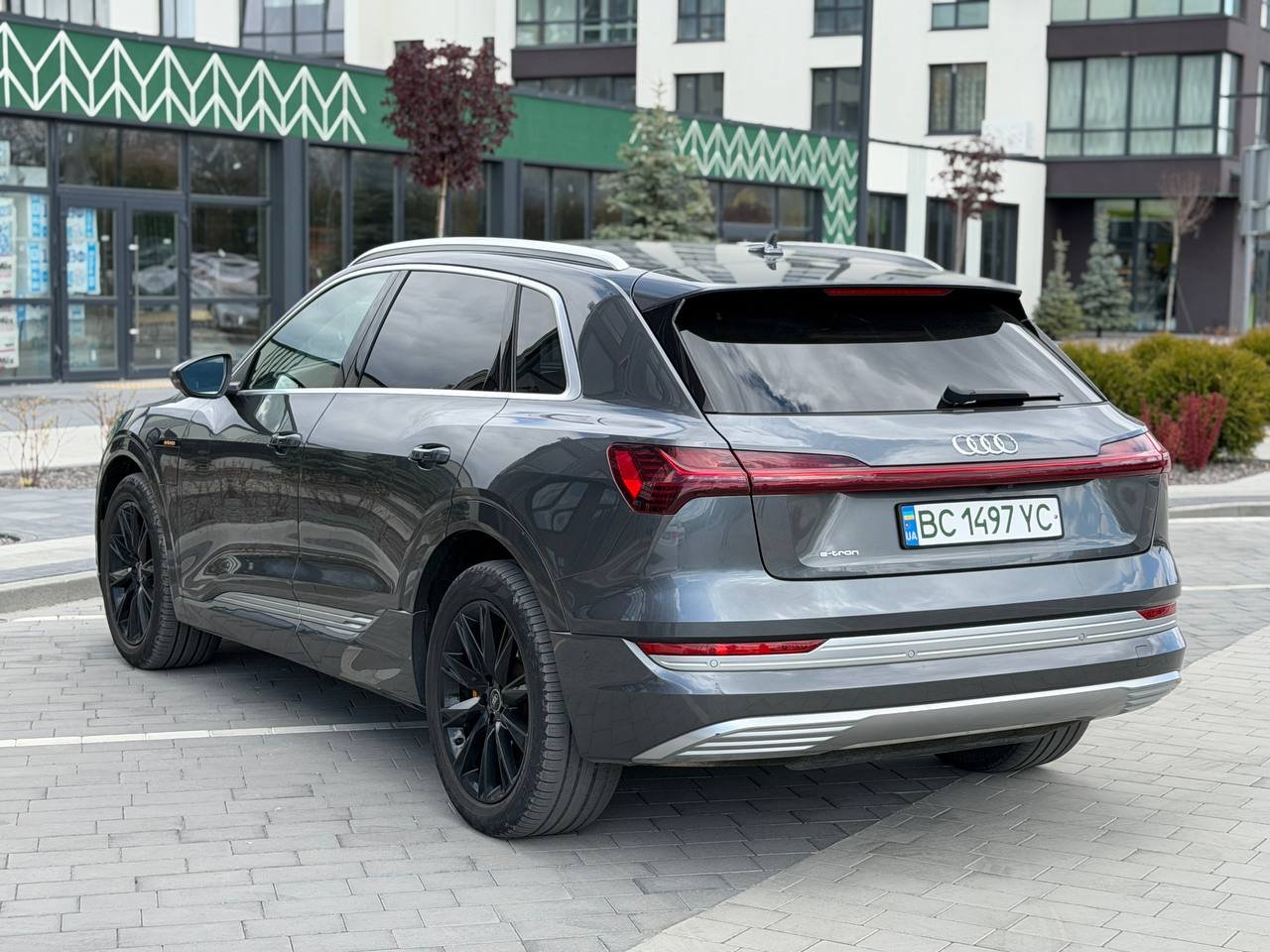 Фото - Audi E-tron #6