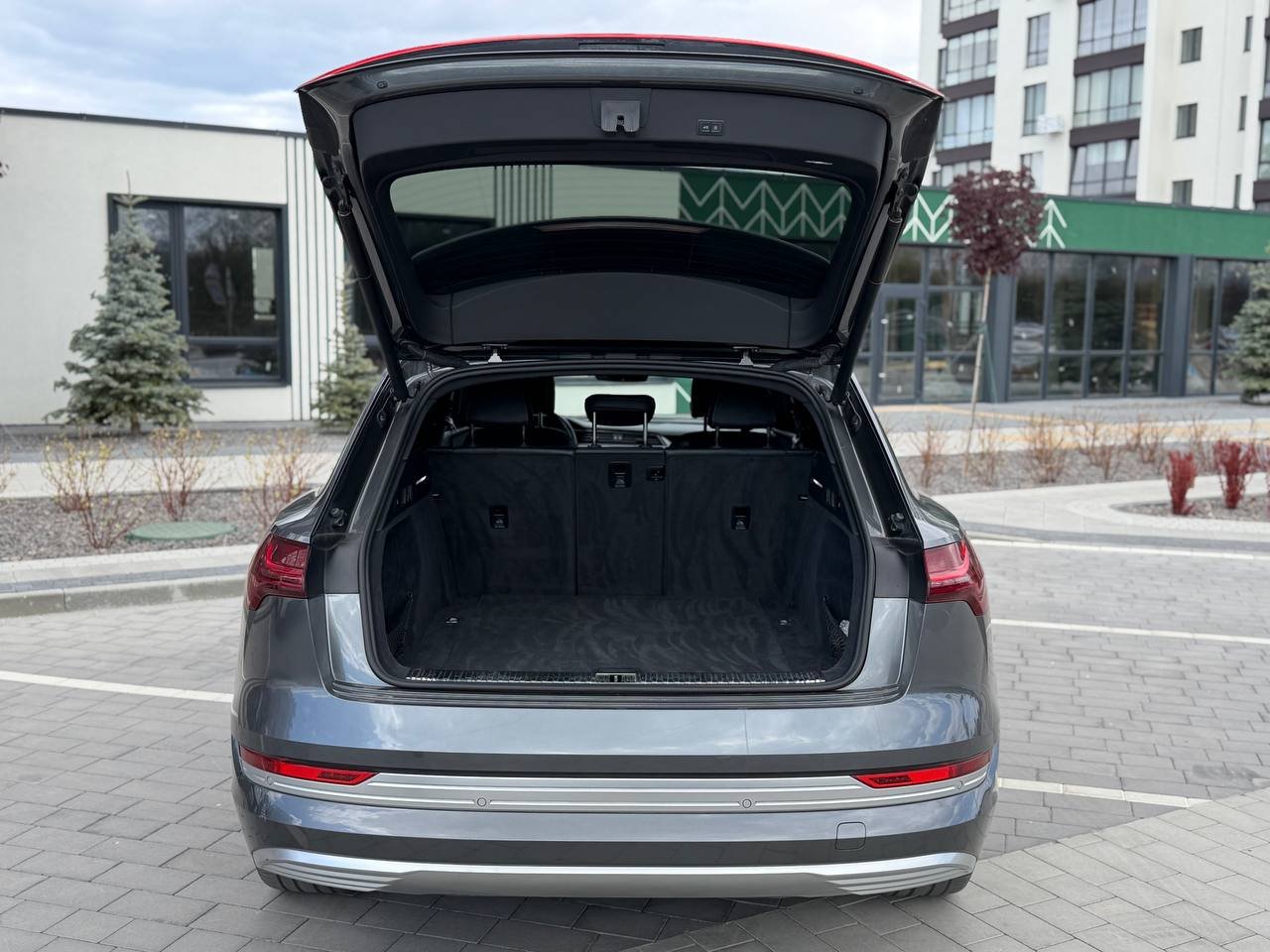 Фото - Audi E-tron #8