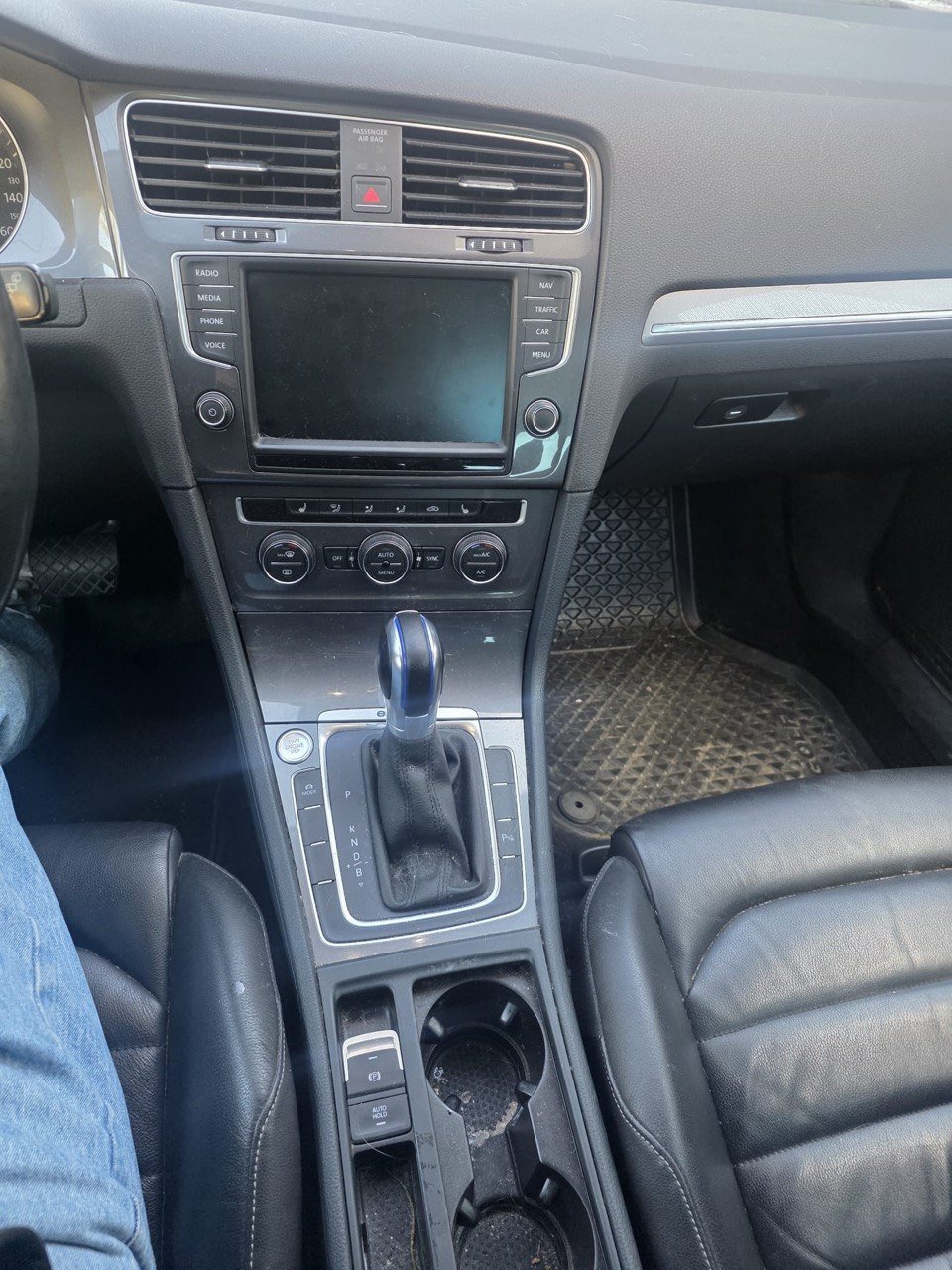 Фото - Volkswagen E-Golf #11