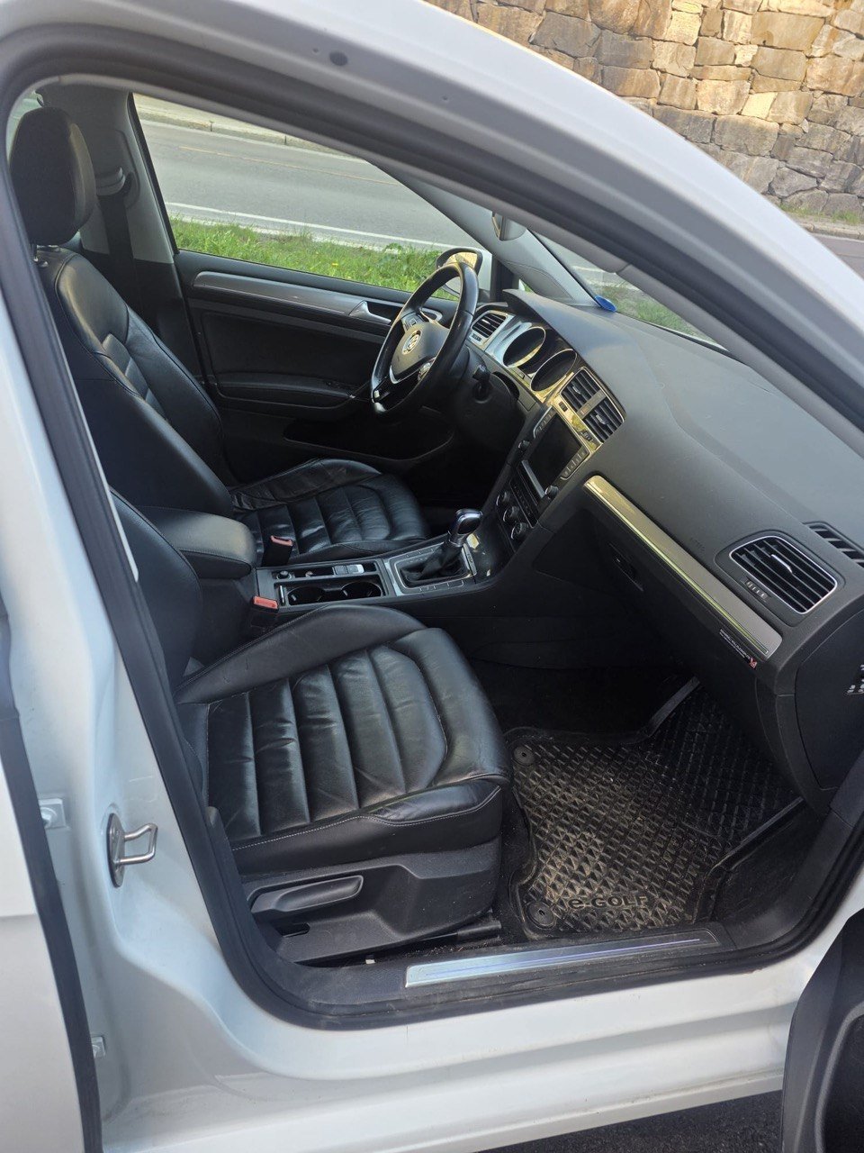 Фото - Volkswagen E-Golf #7