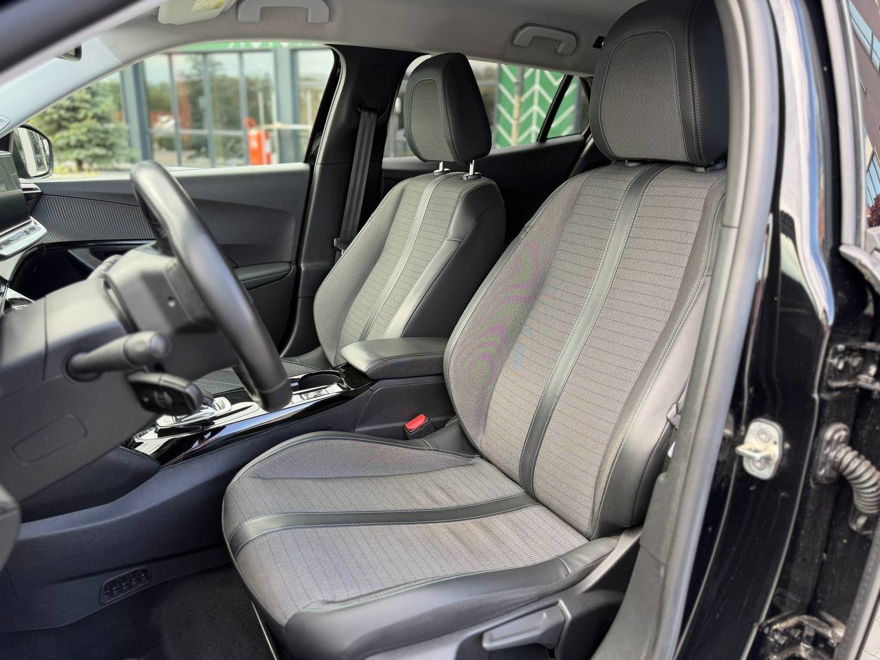 Фото - Peugeot e-2008 #9