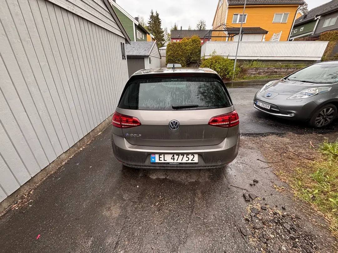 Фото - Volkswagen E-Golf #4