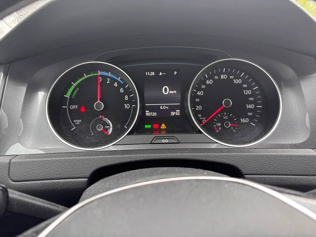 Фото - Volkswagen E-Golf #5