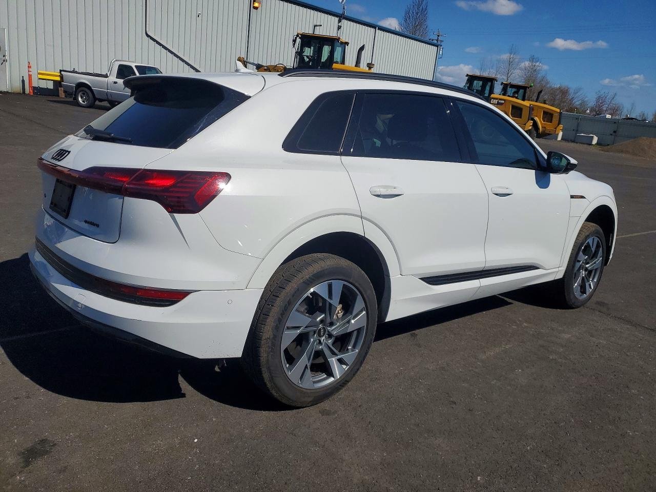 Фото - Audi E-tron #3