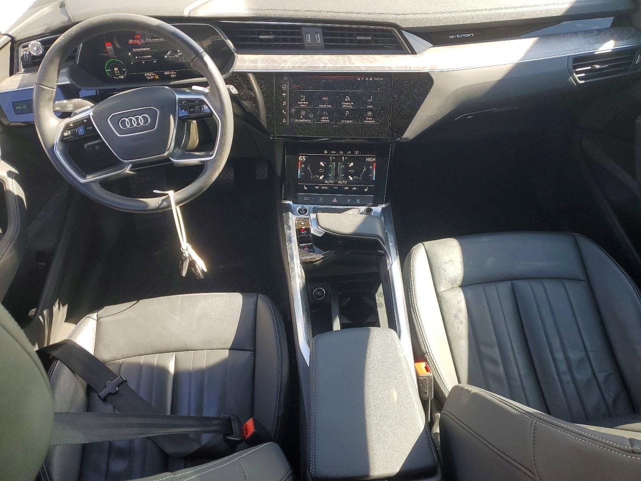 Фото - Audi E-tron #7
