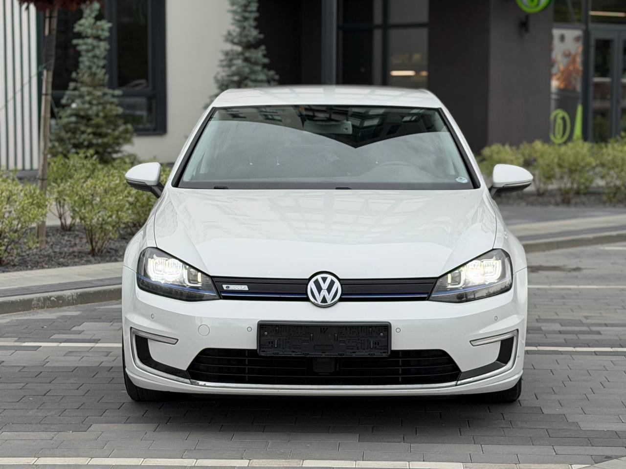 Фото - Volkswagen E-Golf #2