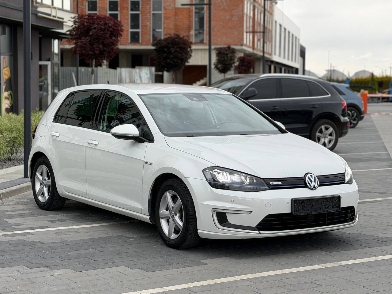 Фото - Volkswagen E-Golf #3