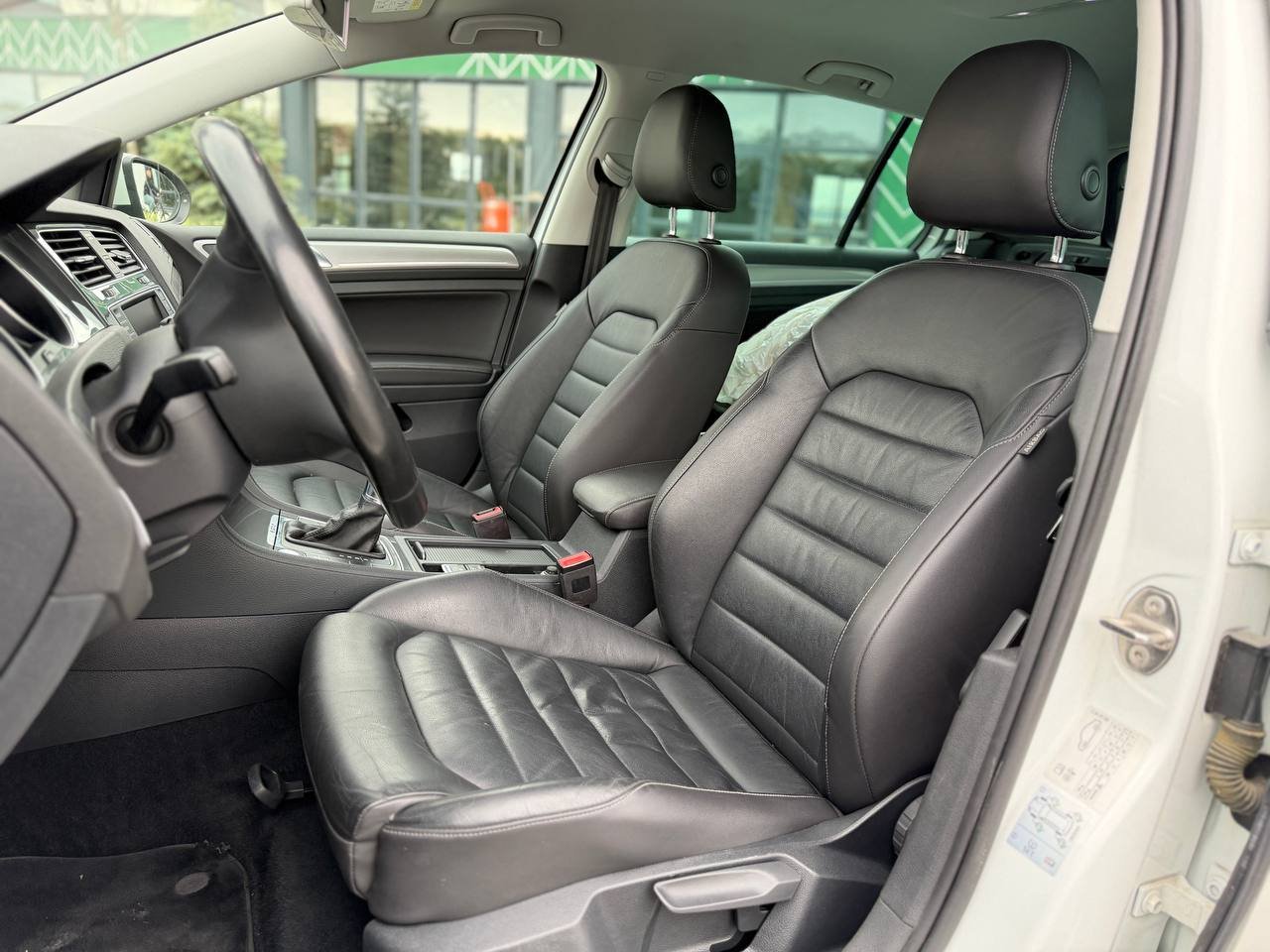 Фото - Volkswagen E-Golf #7