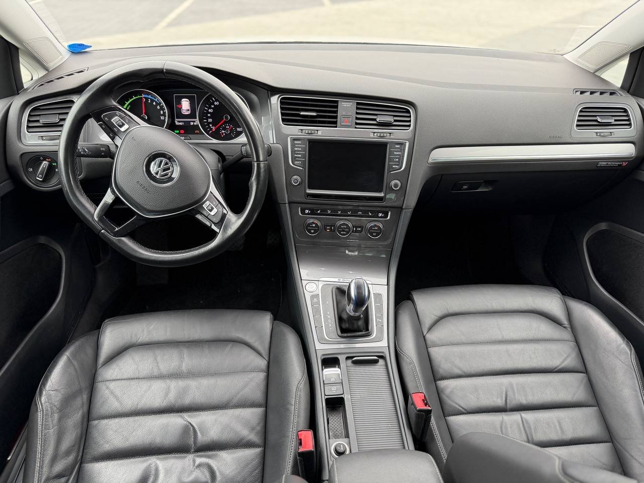 Фото - Volkswagen E-Golf #8