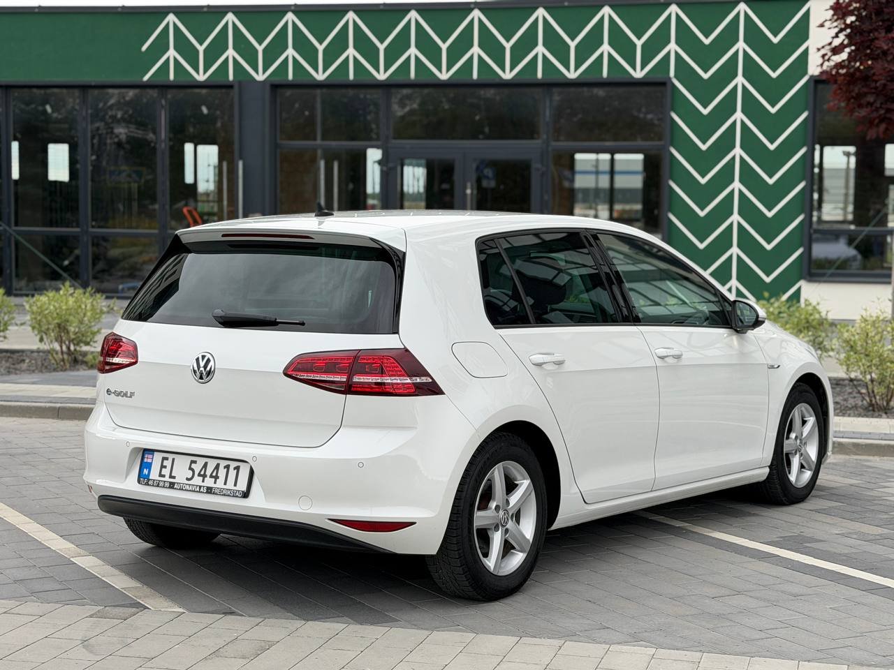Фото - Volkswagen E-Golf #4