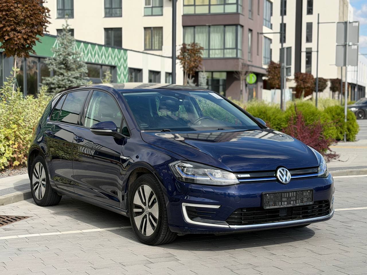 Фото - Volkswagen E-Golf #3