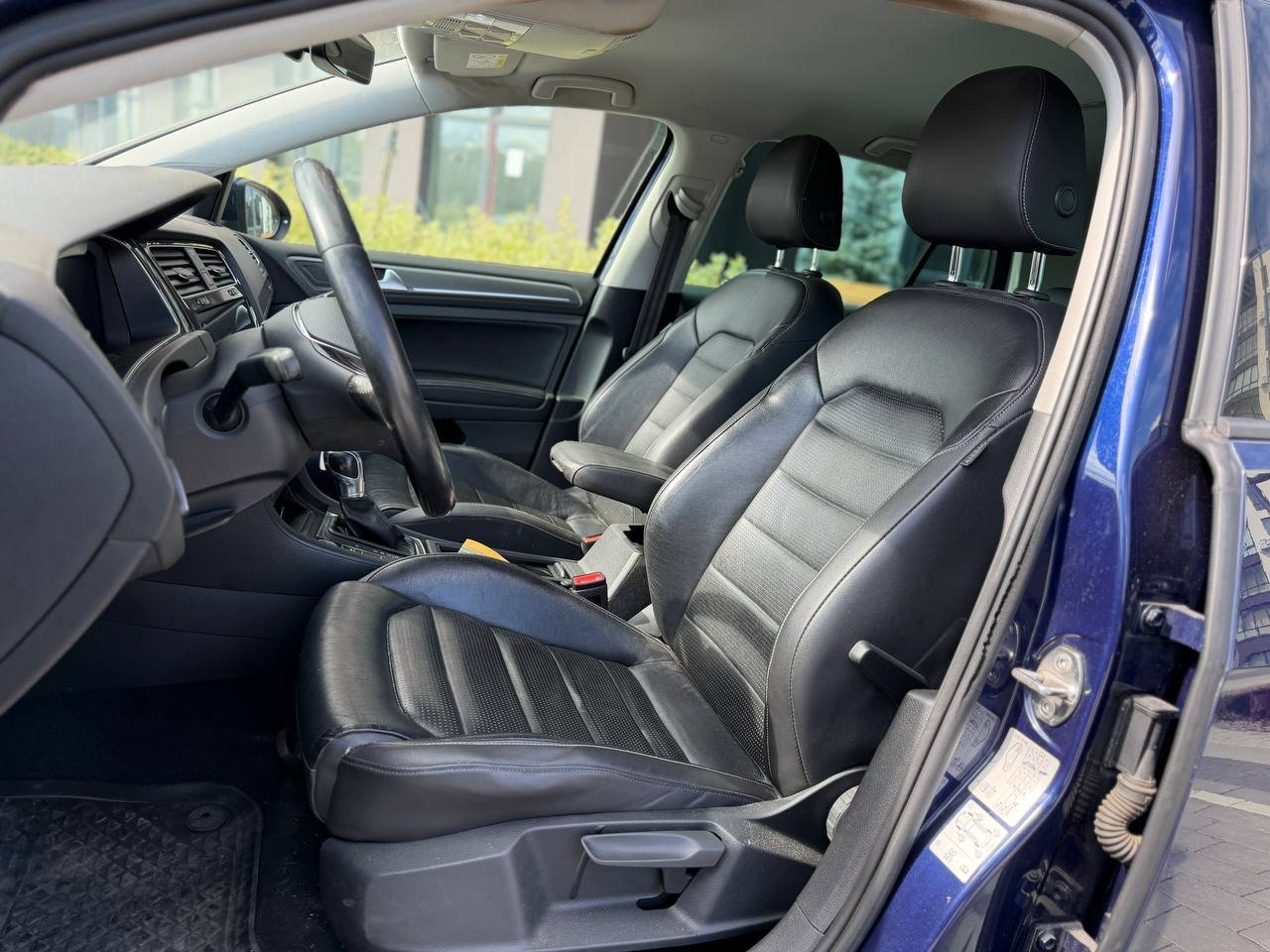 Фото - Volkswagen E-Golf #8