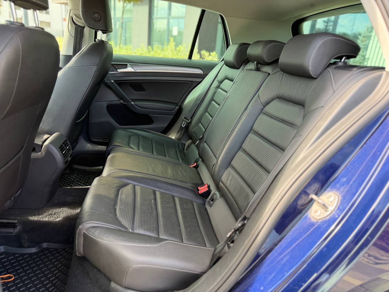Фото - Volkswagen E-Golf #9