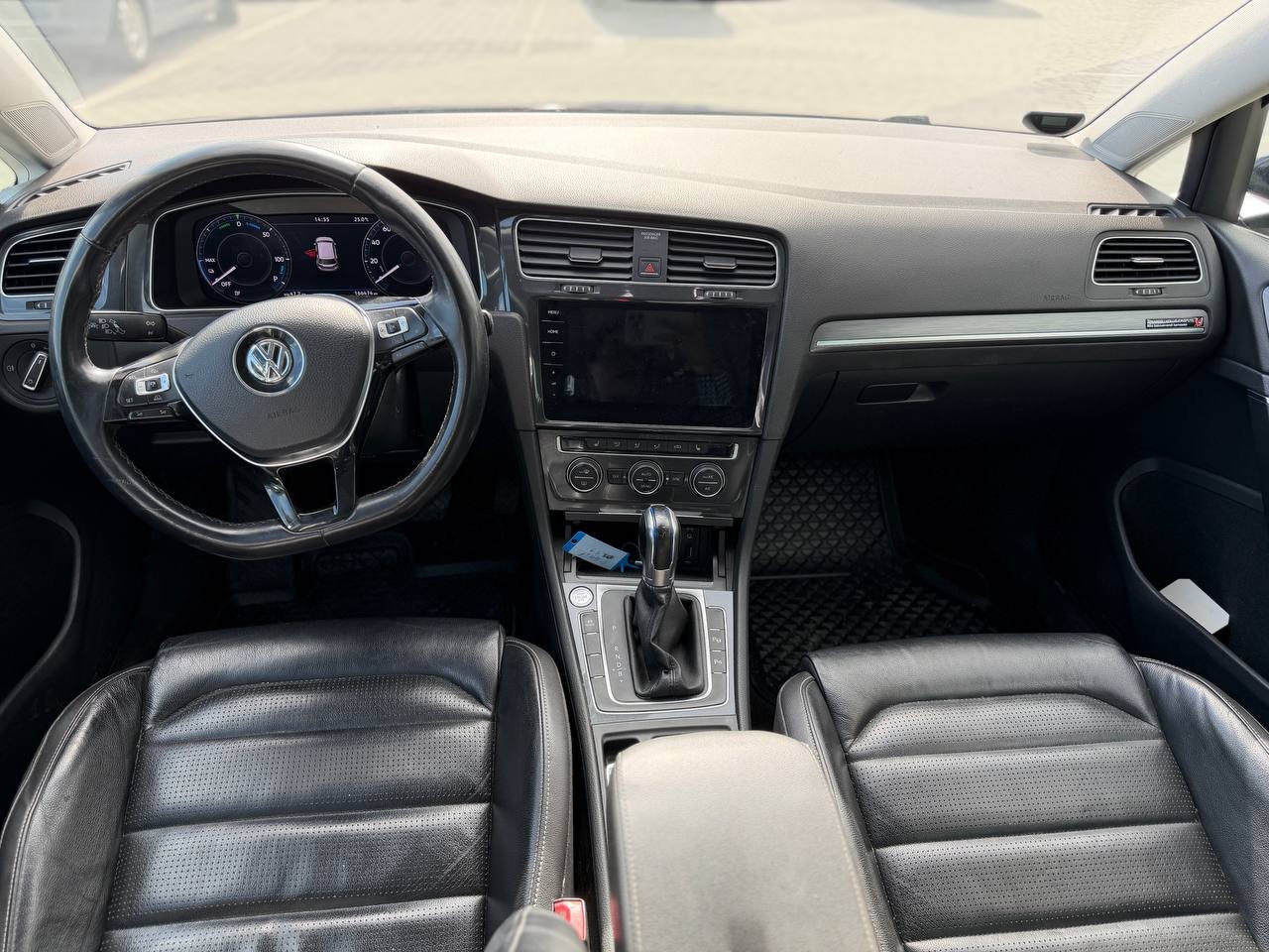 Фото - Volkswagen E-Golf #10