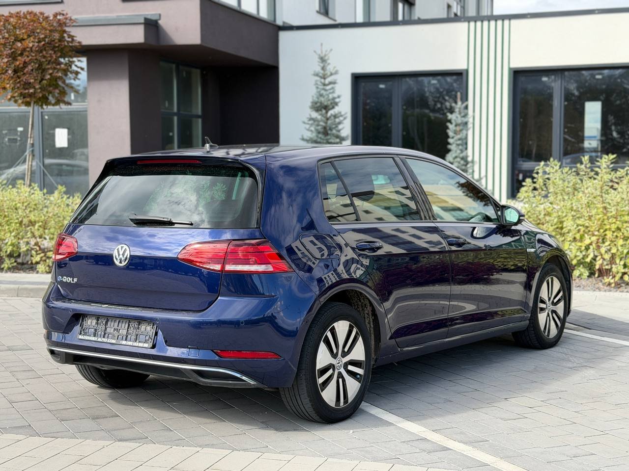 Фото - Volkswagen E-Golf #4