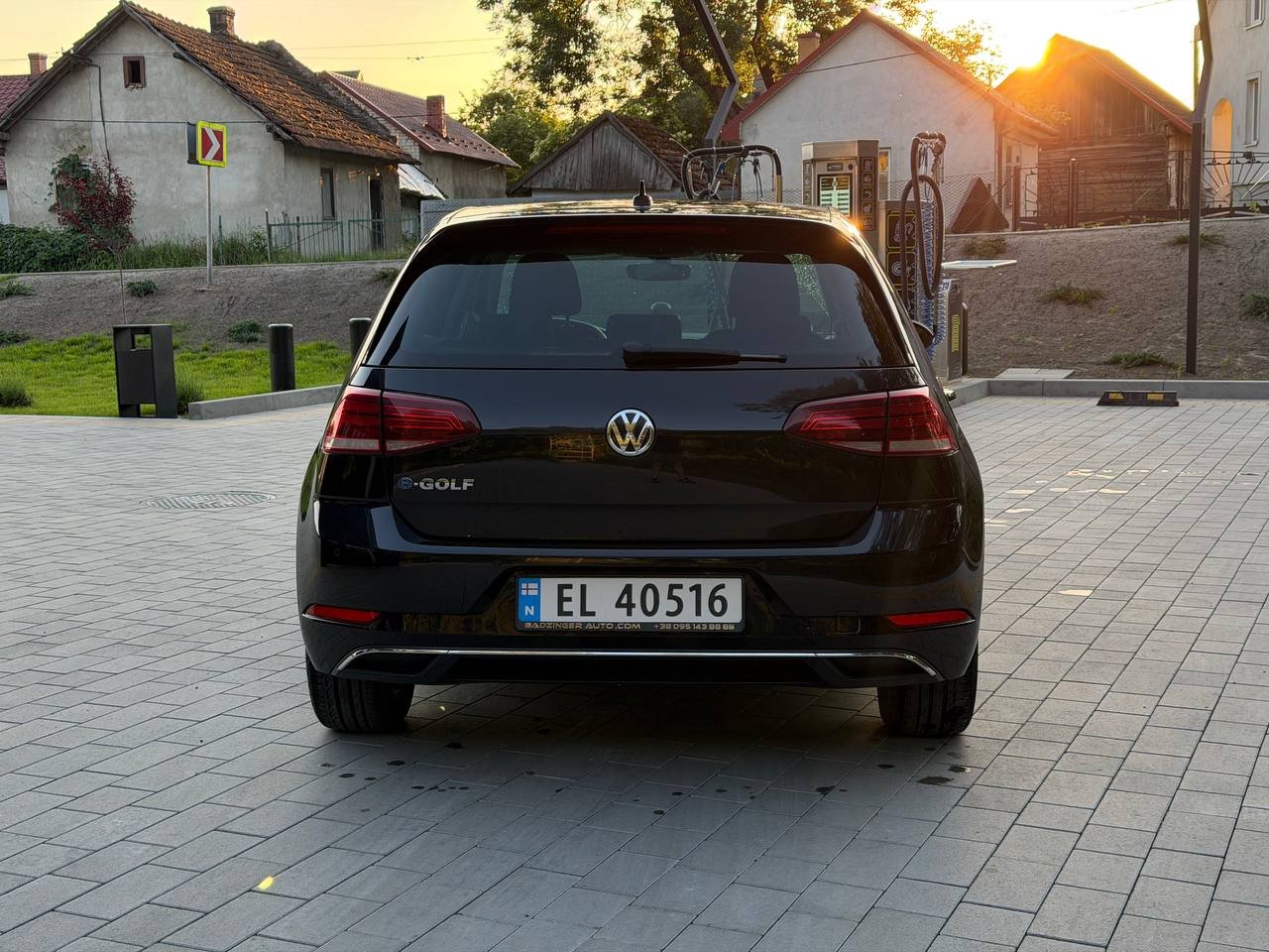 Фото - Volkswagen E-Golf #3