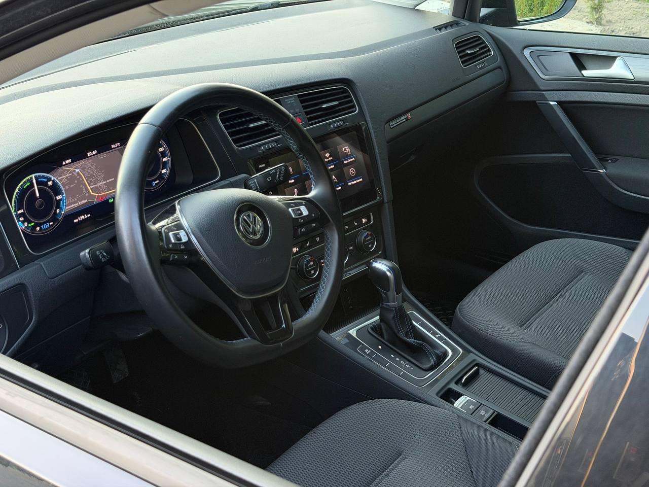 Фото - Volkswagen E-Golf #8