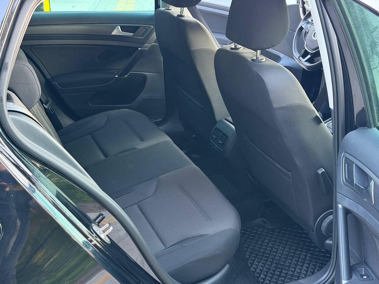 Фото - Volkswagen E-Golf #9