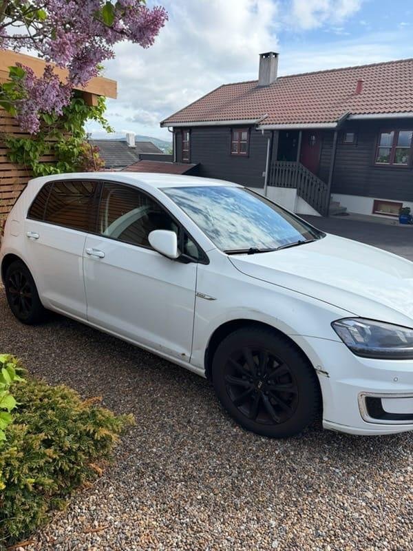 Фото - Volkswagen E-Golf #2