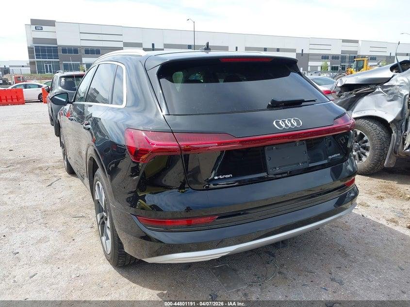 Фото - Audi E-tron #7