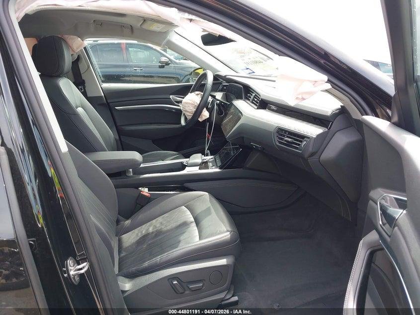 Фото - Audi E-tron #4
