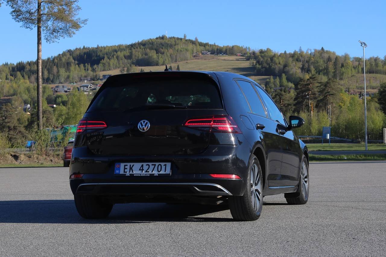 Фото - Volkswagen E-Golf #2