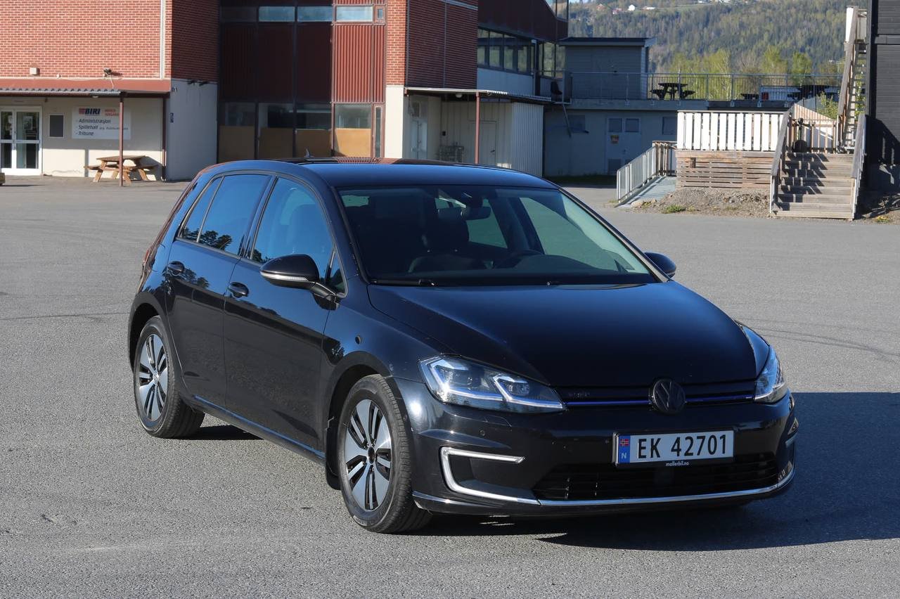 Фото - Volkswagen E-Golf #3