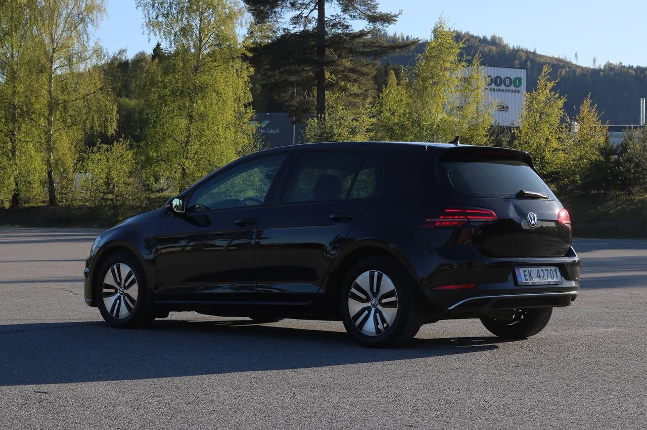 Фото - Volkswagen E-Golf #5