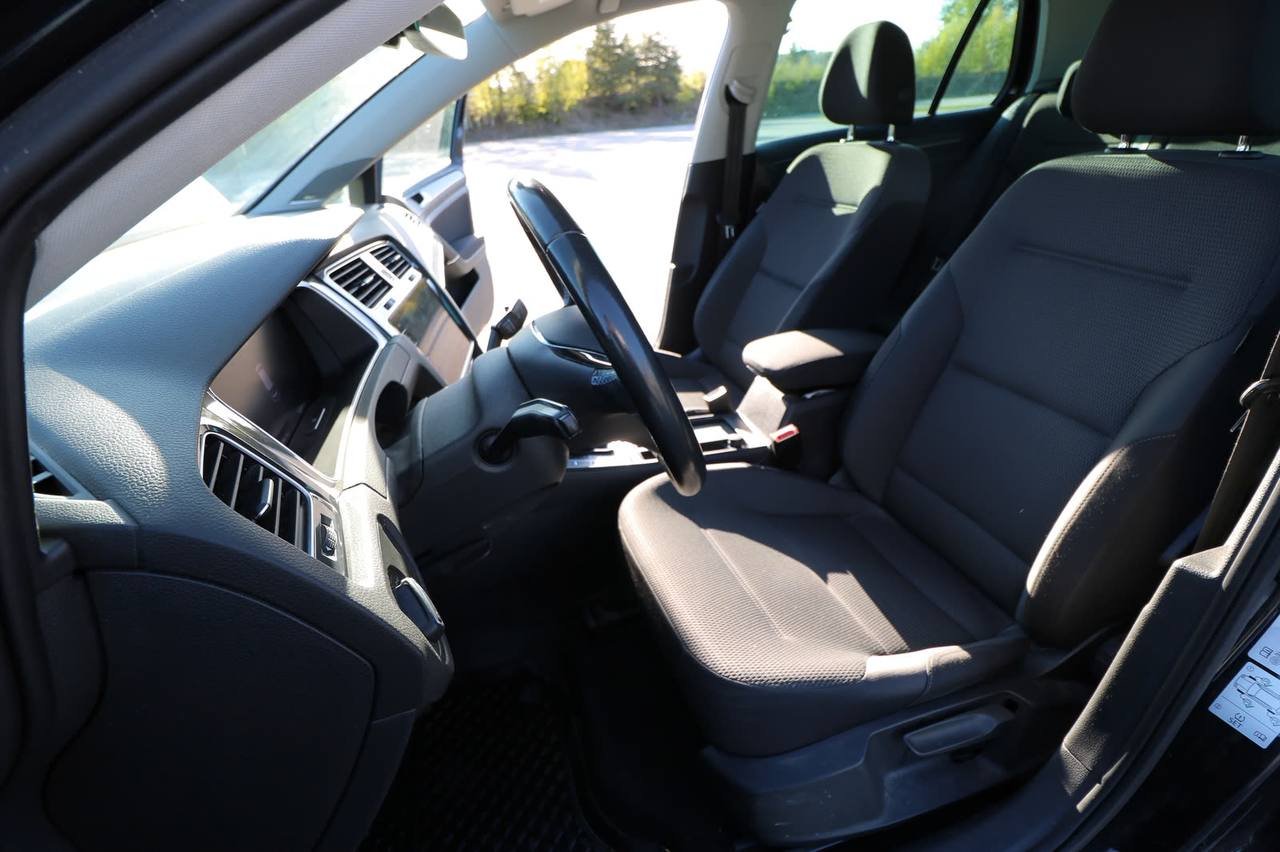 Фото - Volkswagen E-Golf #9