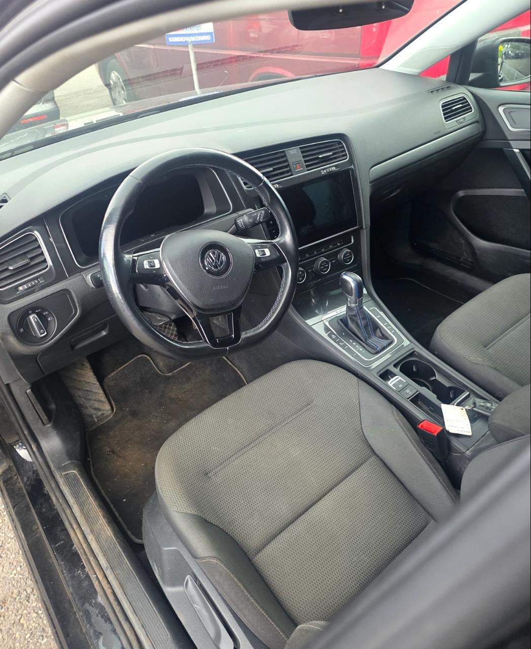 Фото - Volkswagen E-Golf #8